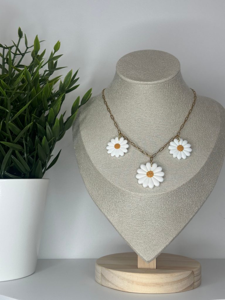 Collier – triple marguerites