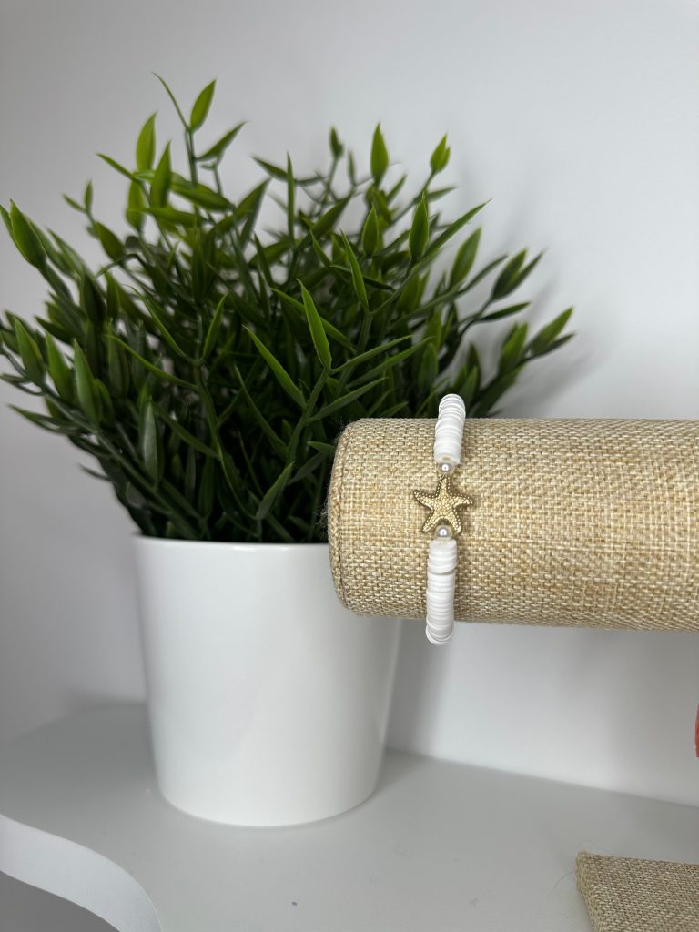Bracelet heishi – Blanc & étoile de mer